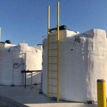 5400 SAFE-Tanks with heat maintenance systems and ladders installed